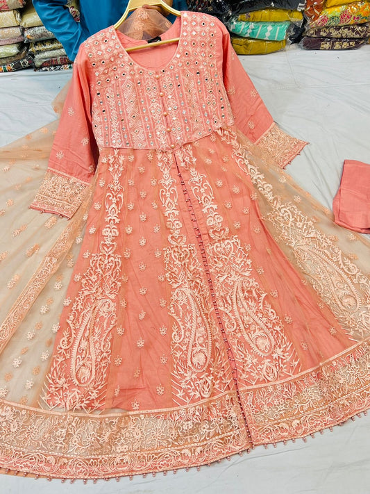 Robe longue orange composé de 4 pièces.