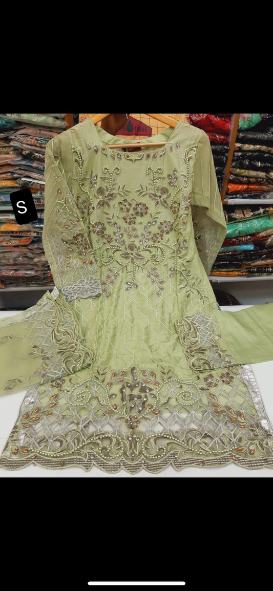 Tenue ornée de broderies et perles