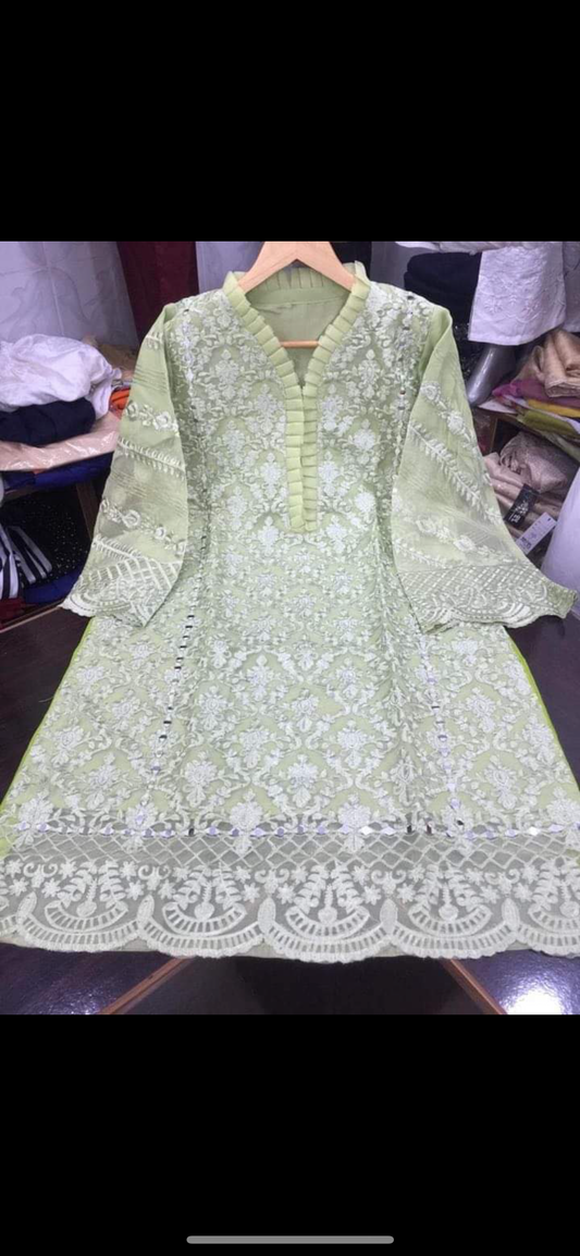 Tenue bicolore vert et beige